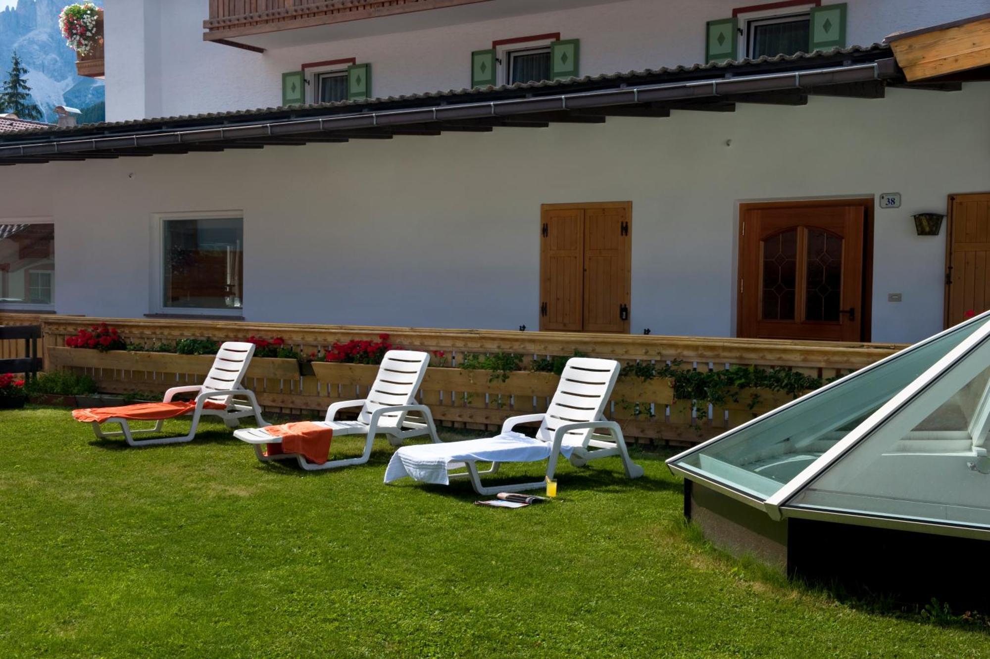Hotel Alaska Campitello di Fassa Esterno foto
