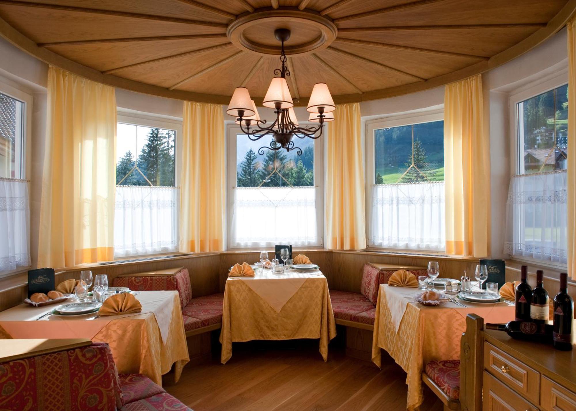 Hotel Alaska Campitello di Fassa Esterno foto