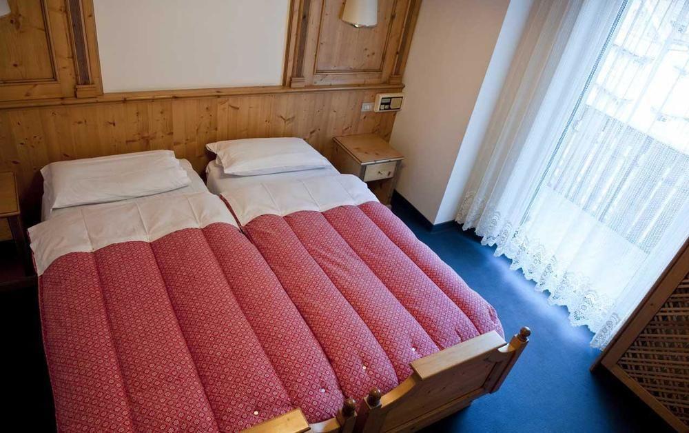 Hotel Alaska Campitello di Fassa Esterno foto