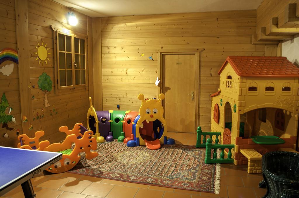 Hotel Alaska Campitello di Fassa Esterno foto