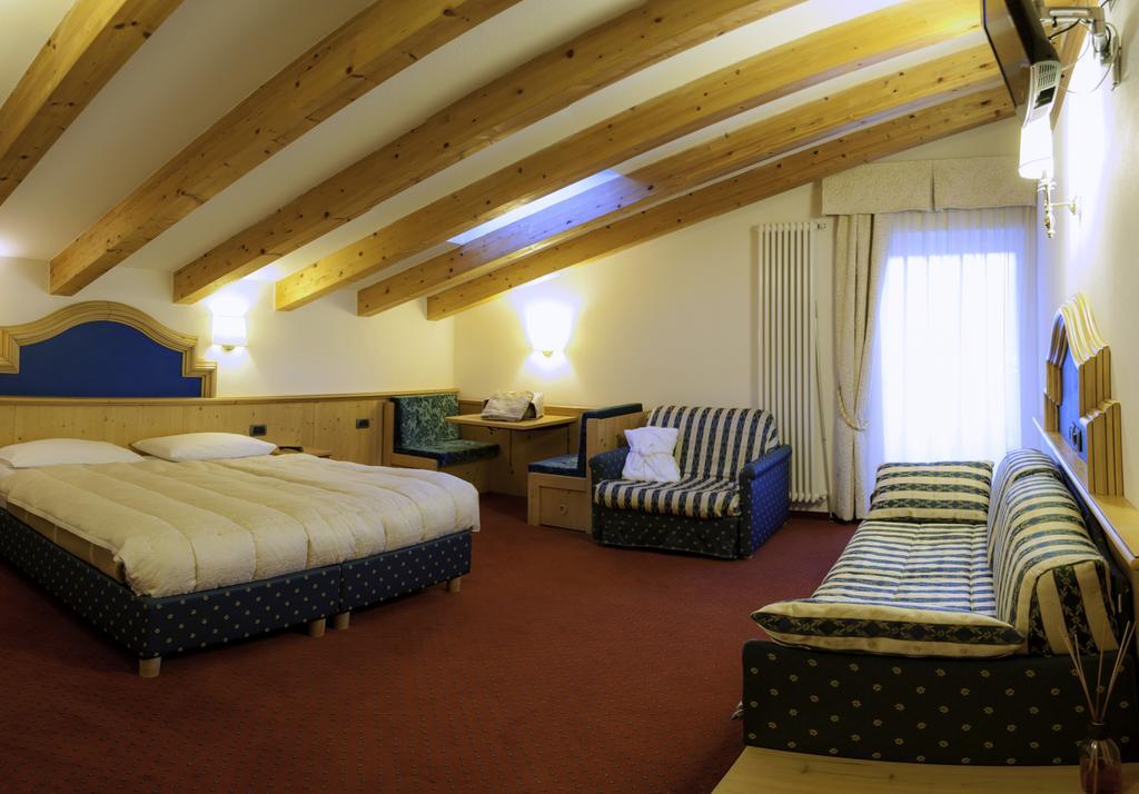 Hotel Alaska Campitello di Fassa Esterno foto