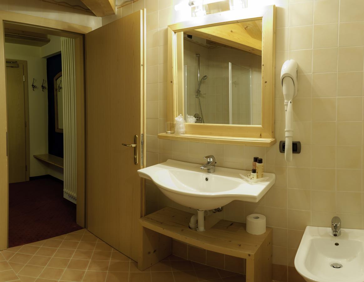 Hotel Alaska Campitello di Fassa Esterno foto