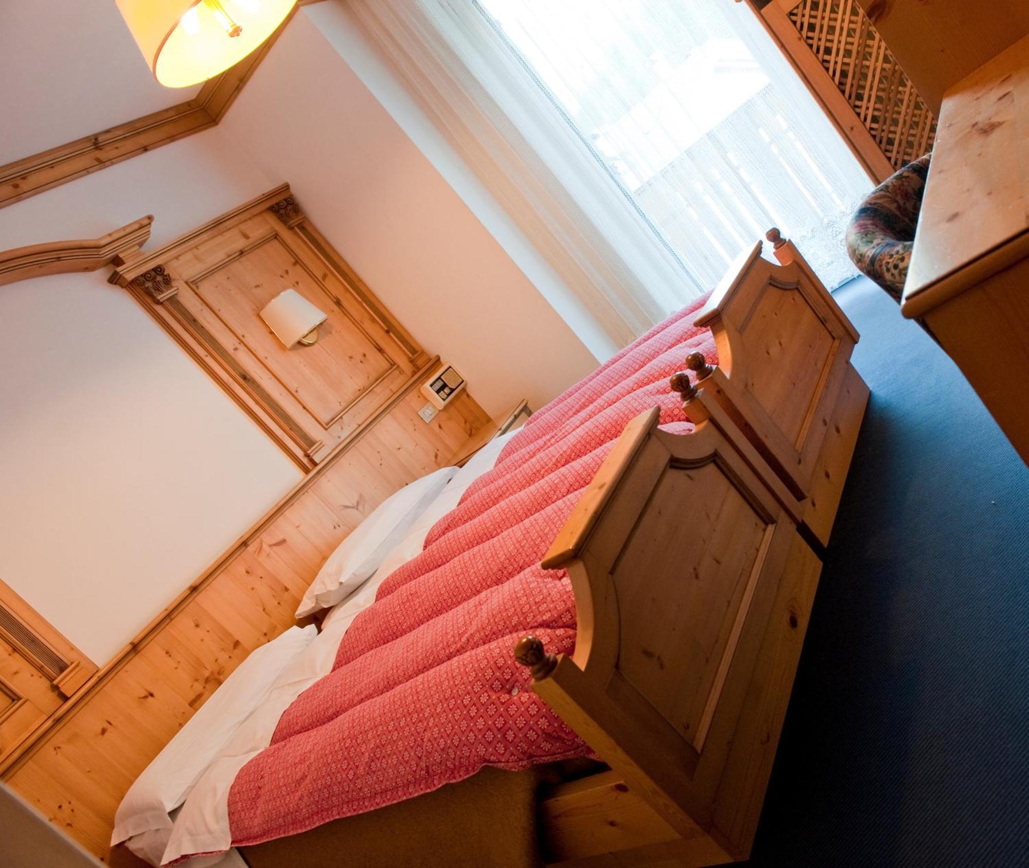 Hotel Alaska Campitello di Fassa Esterno foto
