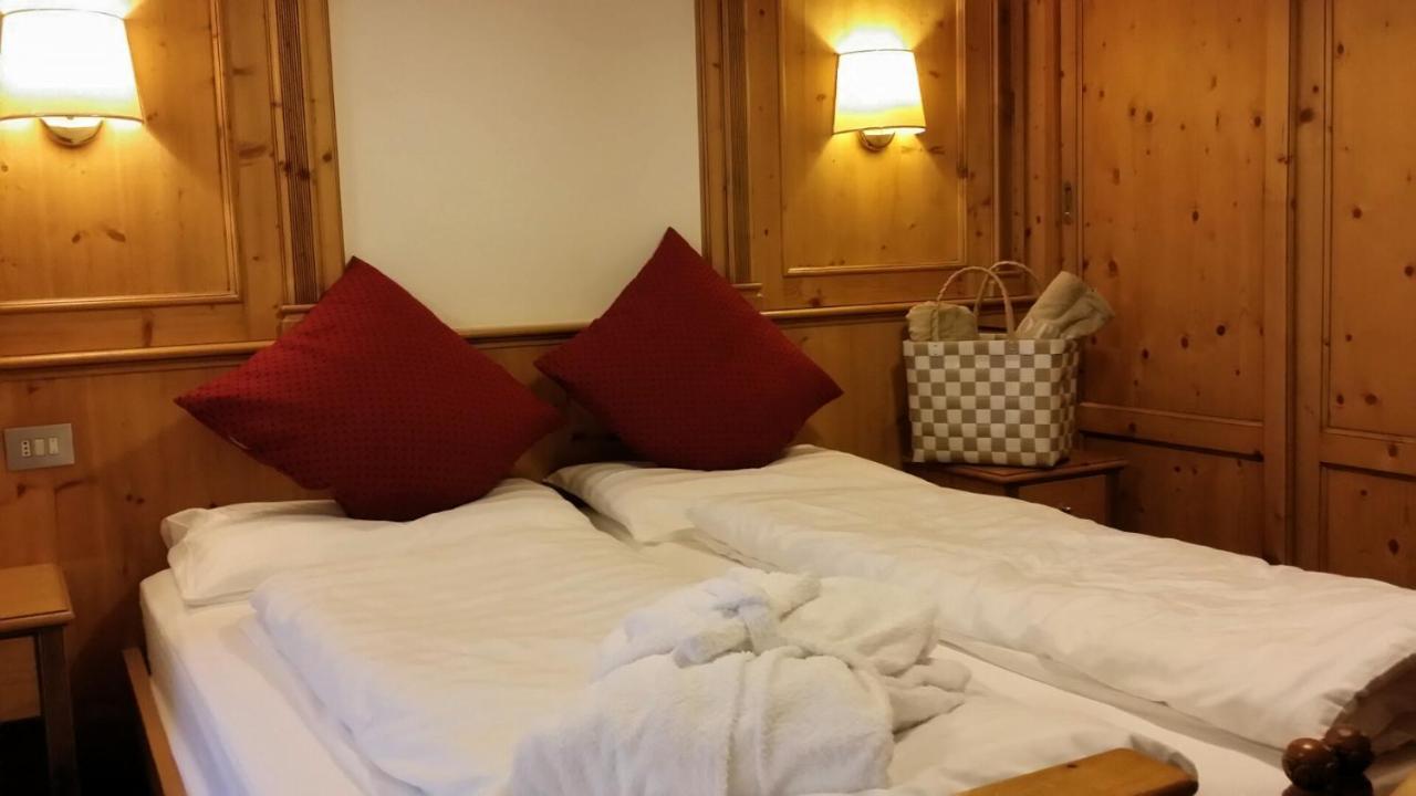 Hotel Alaska Campitello di Fassa Esterno foto